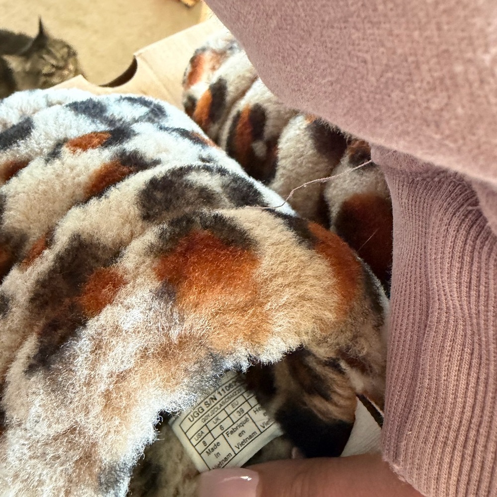 UGG Fuzzy Leopard Slippers - Picture 4 of 5